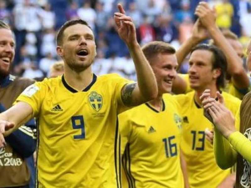 La Svezia festeggia la vittoria contro la Svizzera (foto LaPresse)