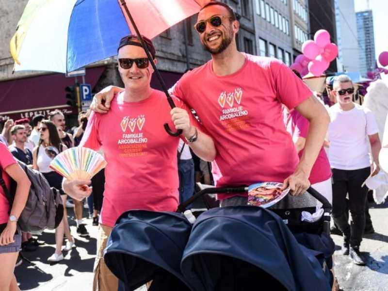 Un'immagine del gay Pride di Milano (foto LaPresse)