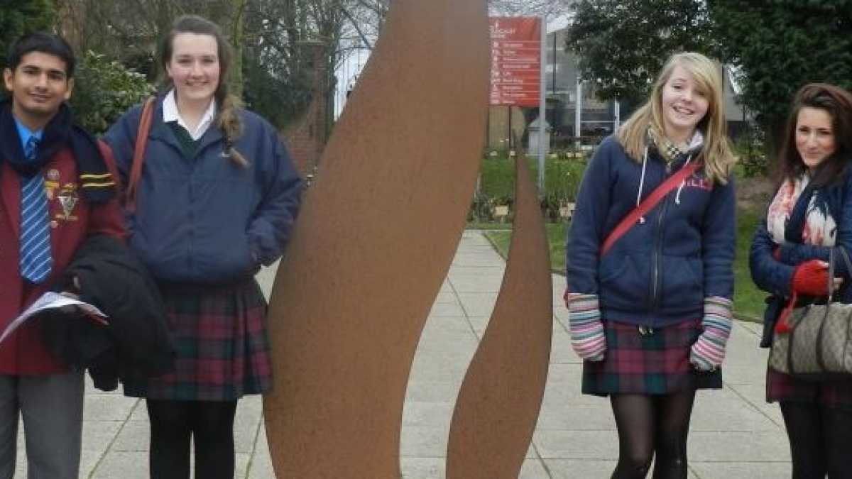 Immagine di In Inghilterra si bandiscono le gonne dalle divise delle studentesse per non offendere i transessuali