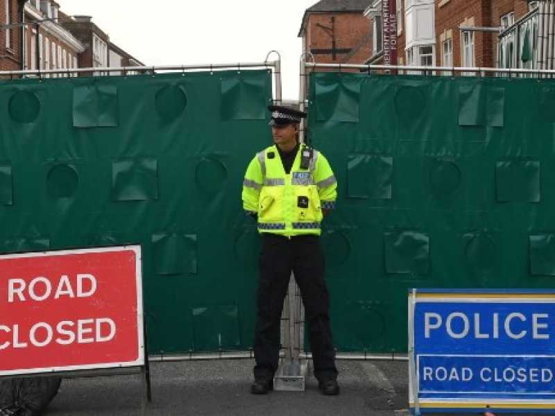 Un agente della polizia britannica sul luogo in cui Dawn Sturgess e Charly Rowley sarebbero stati avvelenati (foto LaPresse)