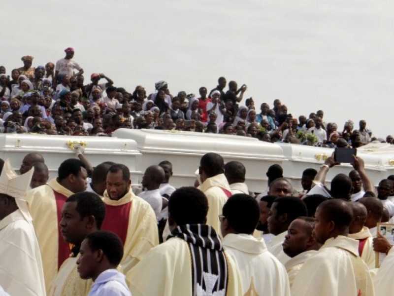 Il 22 maggio 2018. Le bare di due preti e 17 fedeli uccisi dai mandriani Fulani, ad Ayati-Ikpayongo nel distretto di Gwer East nello stato di Benue (foto LaPresse)
