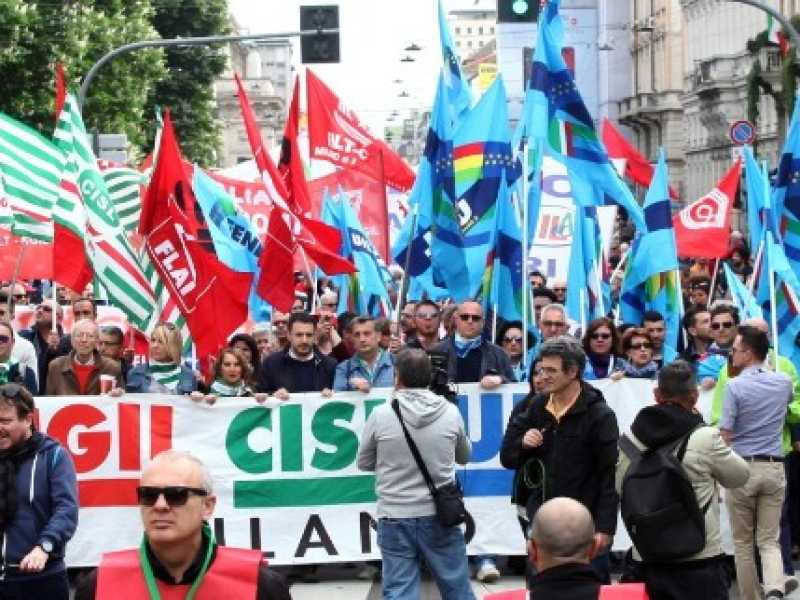 Una manifestazione dei sindacati lo scorso primo maggio (foto LaPresse)