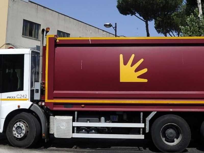 Un camion dell'Ama (foto LaPresse)