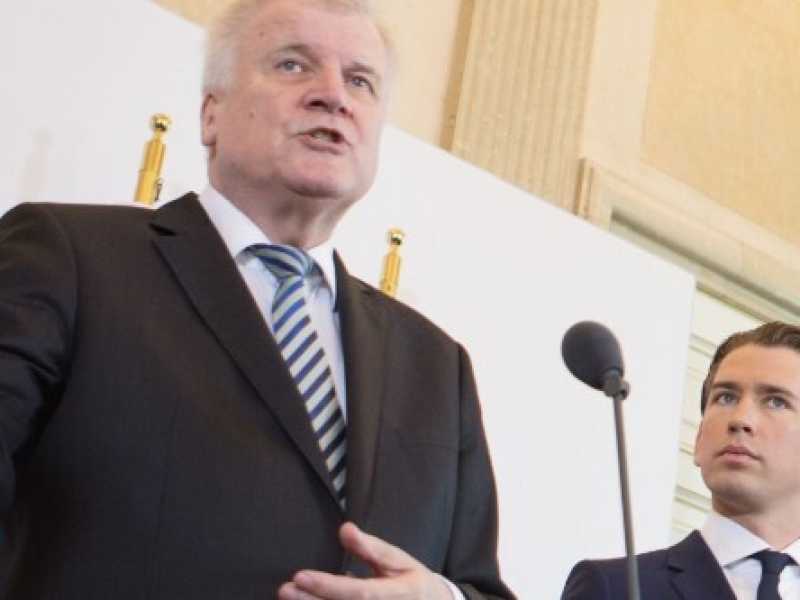Horst Seehofer, Sebastian Kurz e Heinz-Christian Strache in conferenza stampa a Vienna (LaPresse)