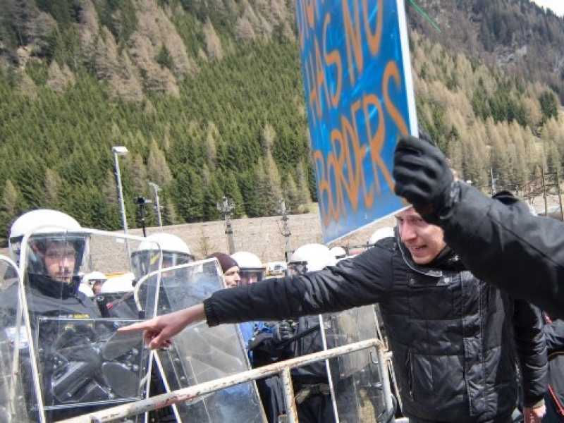 Brennero, manifestazione contro le misure di sicurezza alle frontiere (foto LaPresse)