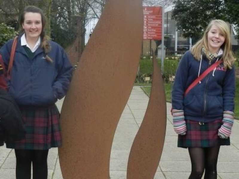 In Inghilterra si bandiscono le gonne dalle divise delle studentesse per non offendere i transessuali