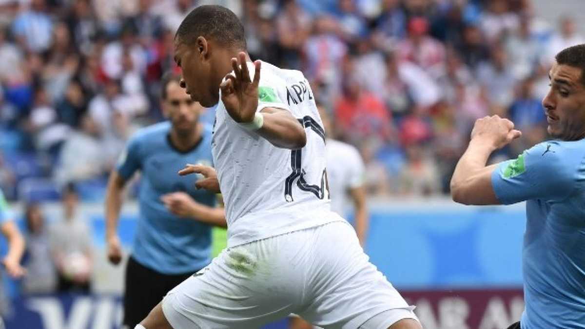 Immagine di Il calcio testosterone e teatro di Uruguay-Francia ci fa accettare pure il pianto di Gimenez
