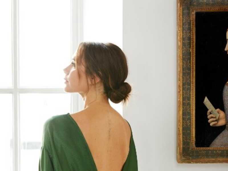 Victoria Beckham alla Sotheby&rsquo;s di Londra (foto LaPresse)