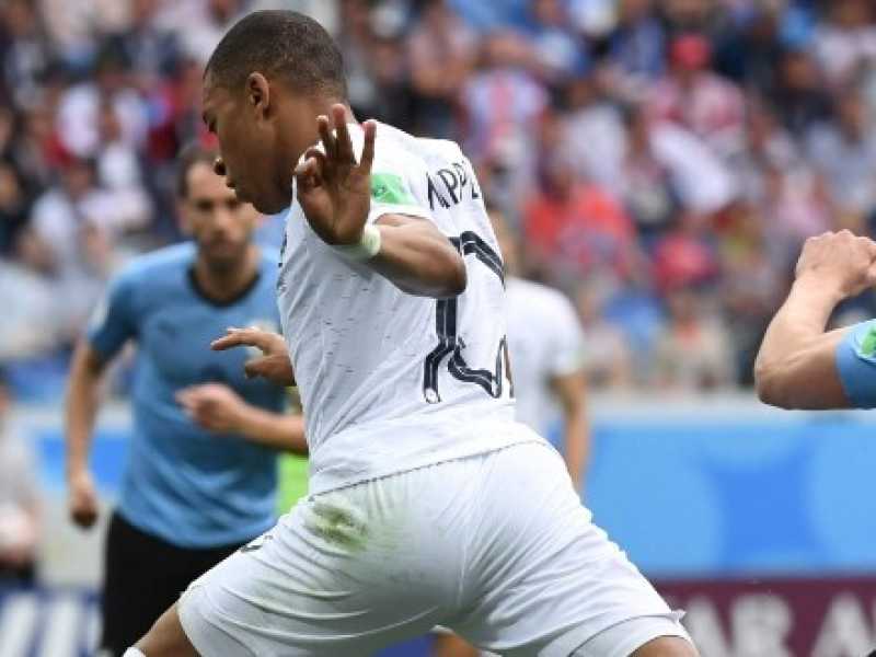 Un'azione di Uruguay-Francia (foto LaPresse)