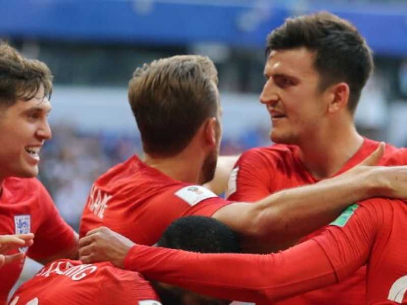 I giocatori dell'Inghilterra festeggiano dopo il primo gol segnato alla Svezia (foto LaPresse)
