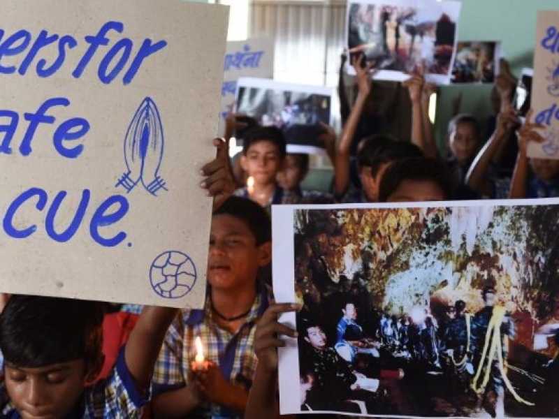 Una scolaresca prega per i bambini intrappolati in un grotta in Thailandia (foto LaPresse)