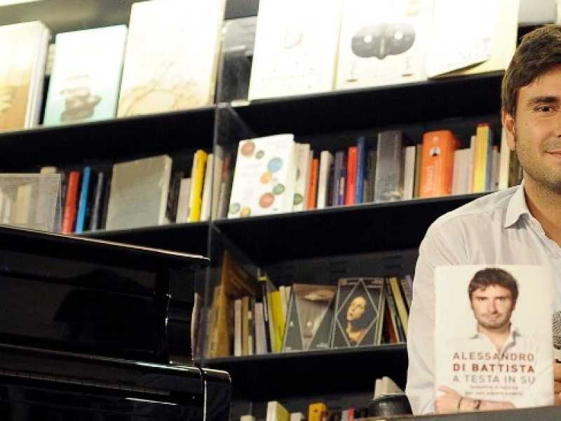 Alessandro Di Battista alla presentazione del suo libro "A testa in su" (foto LaPresse)