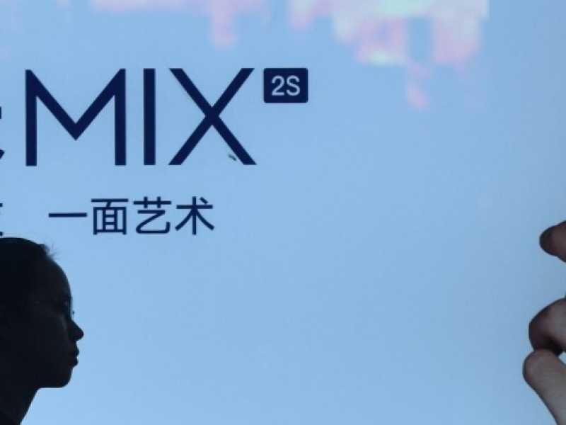 Un cartellone pubblicitario di Xiaomi a Pechino (foto LaPresse)