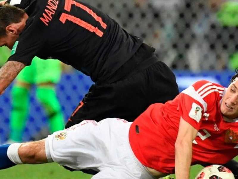 Un'azione di gioco in Russia-Croazia (foto LaPresse)