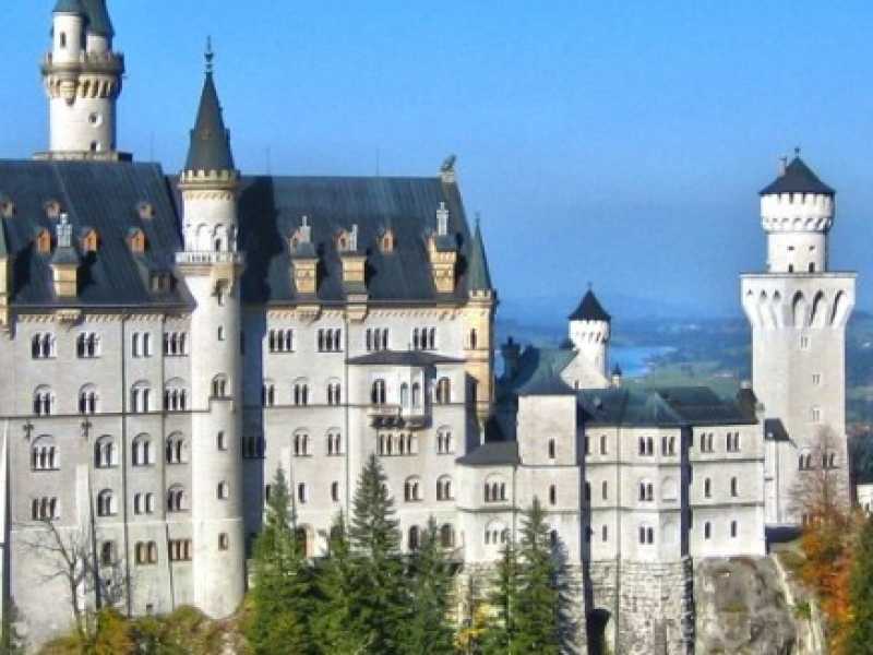 Il castello di Neuschwanstein, fatto costruire da Ludwig II di Baviera, nipote di Ludwig I che a sua volta aveva voluto un altro edificio simbolo del regno, il tempio del Walhalla, vicino a Ratisbona