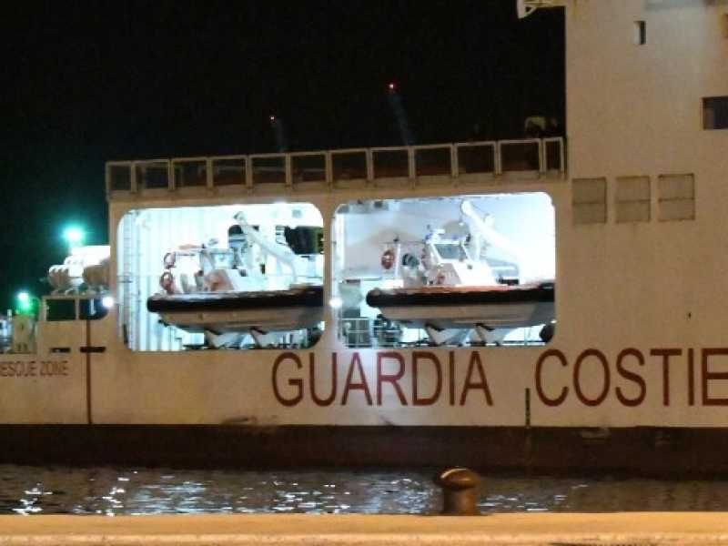 Migranti soccorsi dalla nave Diciotti della Guardia Costiera italiana sbarcano a Pozzallo (foto LaPresse)