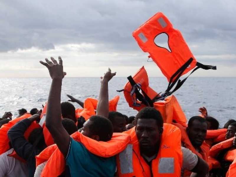 Operazione di salvataggio di migranti condotta dall'Ong Moas e dalla Croce Rossa a bordo della nave Topaz Responder (foto LaPresse)