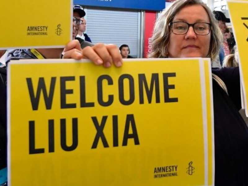 Attivisti di Amnesty International attendono Liu Xia, moglie di Liu Xiaobo, all'aeroporto Tegel di Berlin (foto LaPresse)