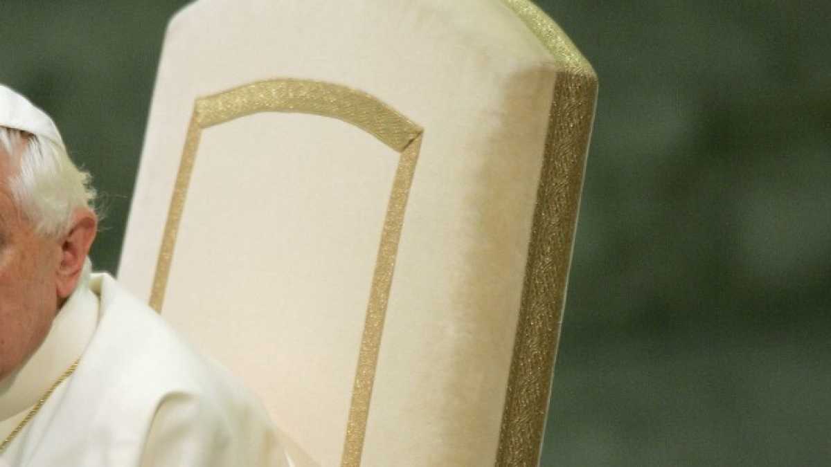 Immagine di Benedetto XVI riprende in mano la penna e scrive sulla “sua” Communio