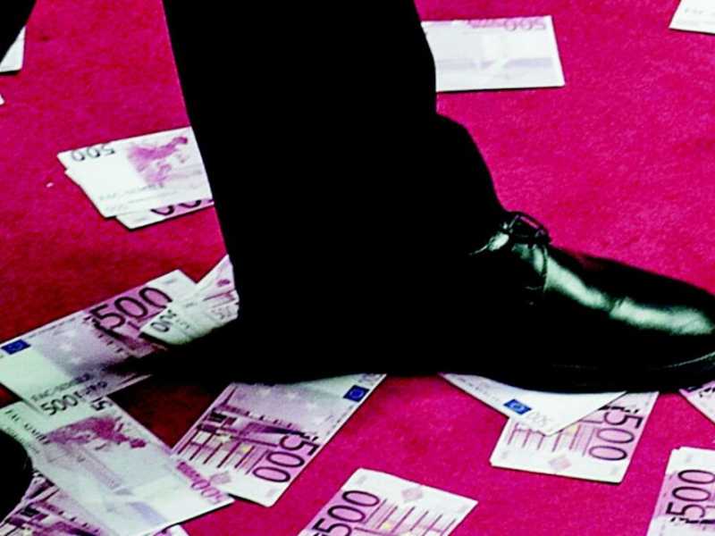 Calpestare la realt&agrave;. Nel luglio 2017 il M5s protestava contro il decreto per soccorrere due banche venete  lanciando in aula  banconote da 500 euro&hellip; finte (foto: La Presse)