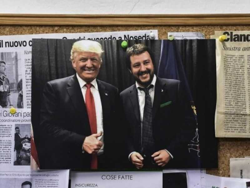 La foto di Salvini e Trump appesa sulla bacheca nell'ufficio della Lega a Varese (foto LaPresse)