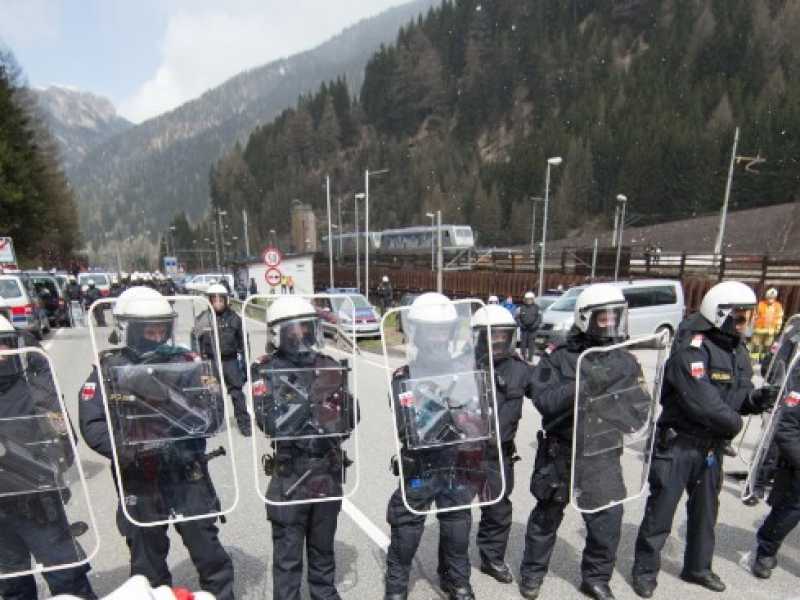La polizia austriaca al confine del Brennero (foto LaPresse)