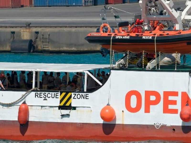 La nave Open Arms arriva al porto di Barcellona. Foto LaPresse 