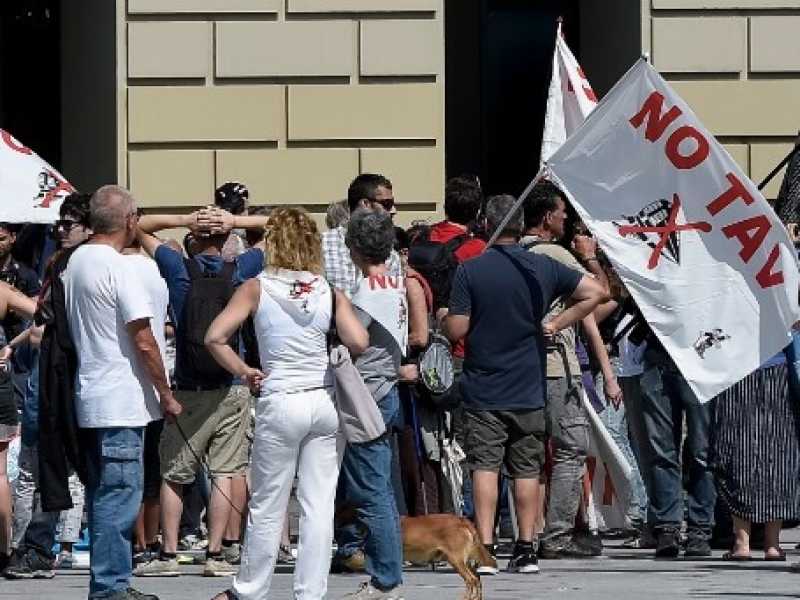 Una protesta No Tav sotto la Regione Piemonte, a giugno scorso. Foto LaPresse