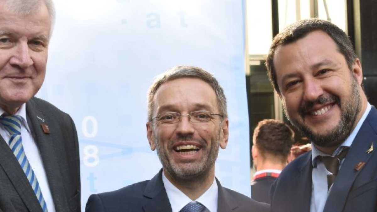 Immagine di Seehofer parla di patto con Italia e Austria, ma Salvini è più cauto
