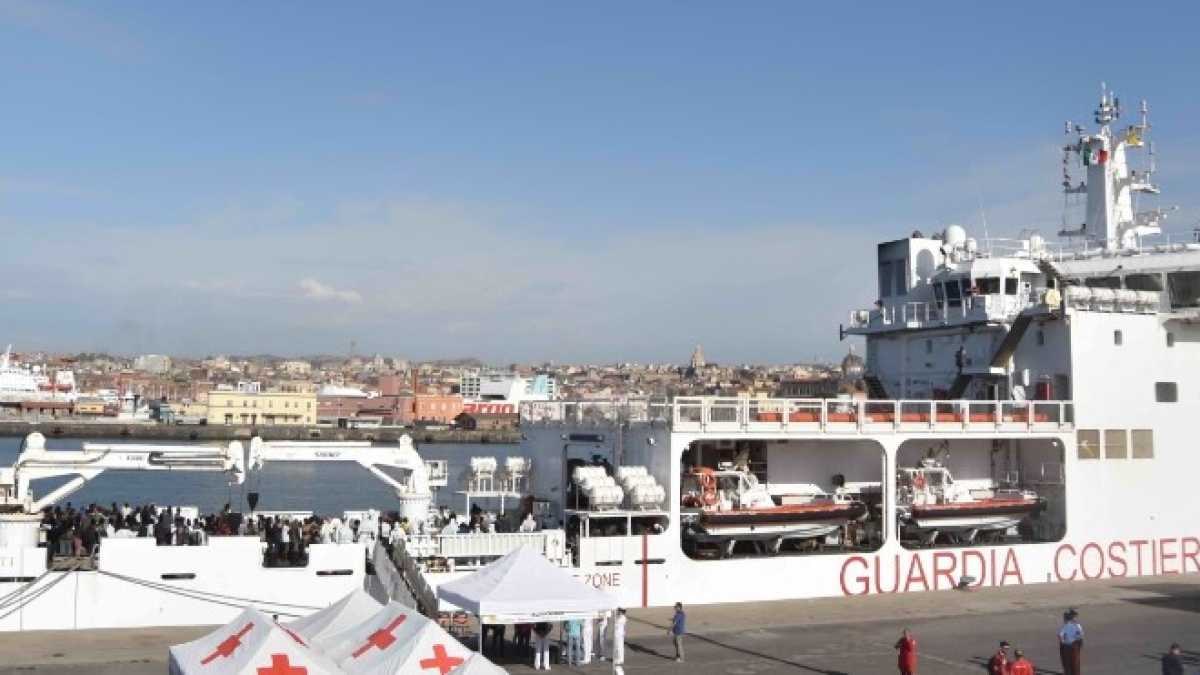 Immagine di La Diciotti attracca a Trapani. Ma Salvini non fa scendere nessuno