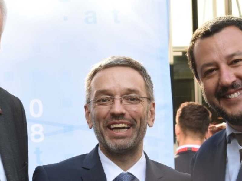 Matteo Salvini con il tedesco Horst Seehofer e l'austriaco Herbert Kickl (foto LaPresse)