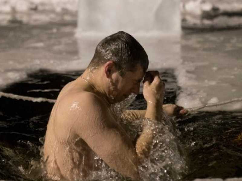 Epifania. Un fedele ortodosso si bagna nell'acqua ghiacciata del lago Valday vicino al monastero di Iversky, Russia (LaPresse)