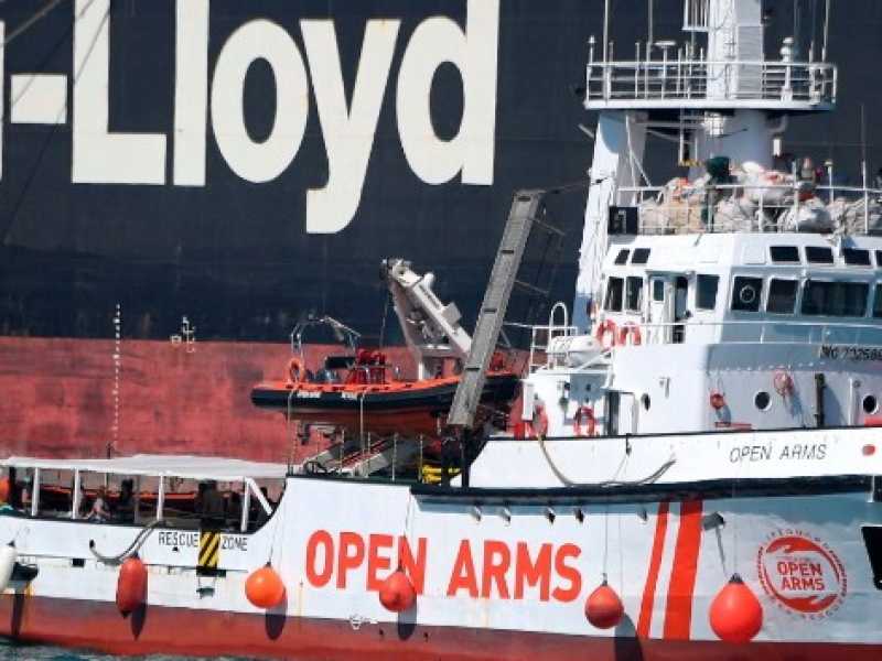 La nave Open Arms arriva al porto di Barcellona. Foto LaPresse