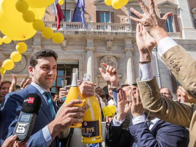 Il M5s festeggia davanti alla Camera l'approvazione della delibera sui vitalizi (foto LaPresse)