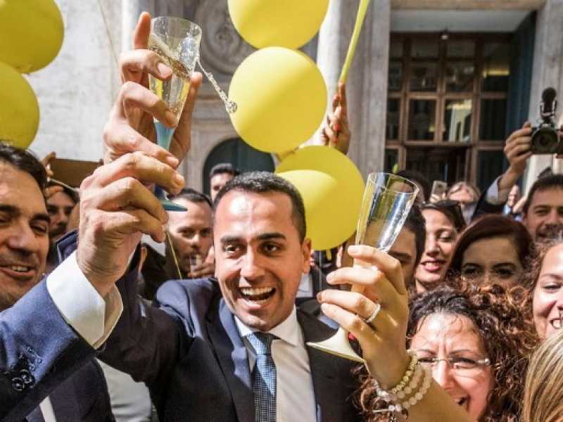 Luigi Di Maio e i rappresentanti del M5s festeggiano il taglio dei vitalizi (foto LaPresse)