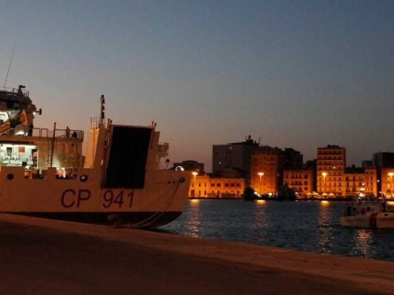 Migranti, la nave Diciotti nel porto di Trapani (foto LaPresse)