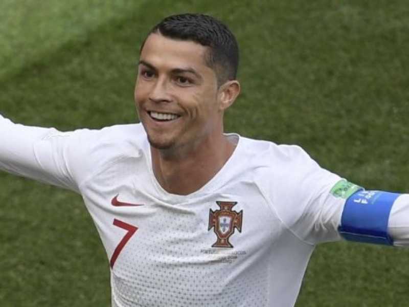 Cristiano Ronaldo con la maglia della nazionale portoghese (foto LaPresse)