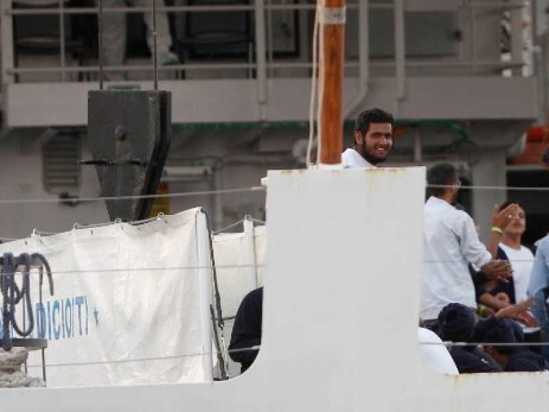 La nave della Guardia costiera Italiana al porto di Trapani. Foto LaPresse
