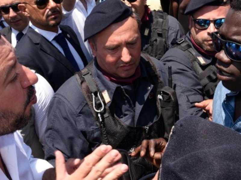 Matteo Salvini fa visita alla tendopoli di San Ferdinando (foto LaPresse)