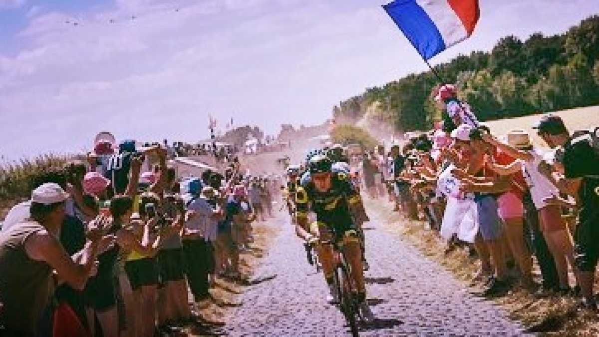 Immagine di Roubaix è giallo e redenzione. Sulle pietre del Tour vince Degenkolb