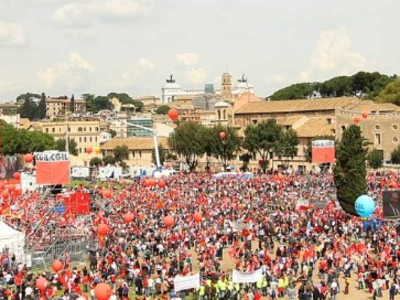 Una manifestazione della Cgil al Circo Massimo (foto LaPresse)
