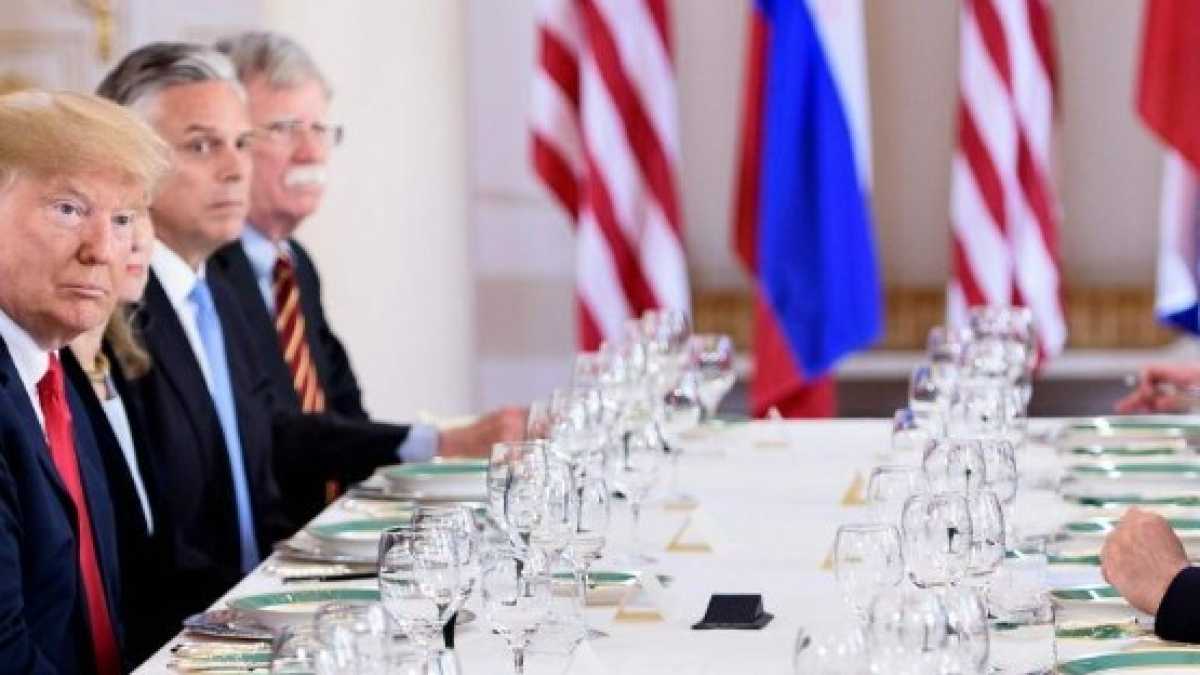 Immagine di Trump succube preferisce Putin all’America