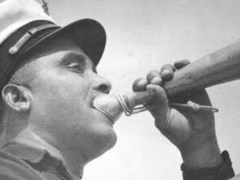Il sottufficiale di prima classe Maxie Berry, utilizza una tromba parlante durante un allenamento alla Pea Island Station nei primi anni Quaranta (via U.S. Coast Guard)