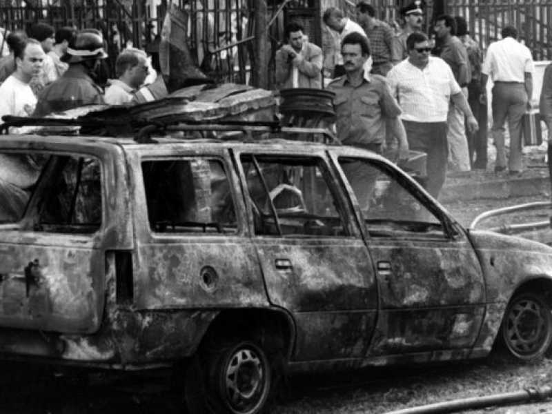 Via D'Amelio, 19 luglio 1992. Un'autobomba viene fatta esplodere. Nell'attentato muoiono Paolo Borsellino e i cinque membri della sua scorta (foto LaPresse)