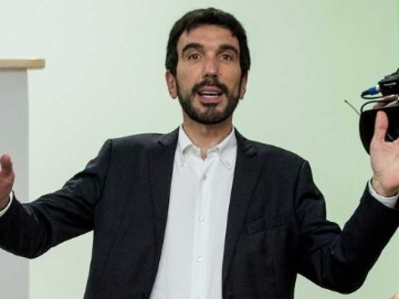 Maurizio Martina durante la riunione della segreteria del Pd a Tor Bella Monaca (foto LaPresse)