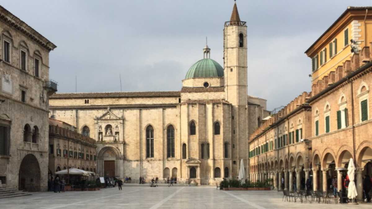 Immagine di Piazza del Popolo di Ascoli Piceno merita un partito