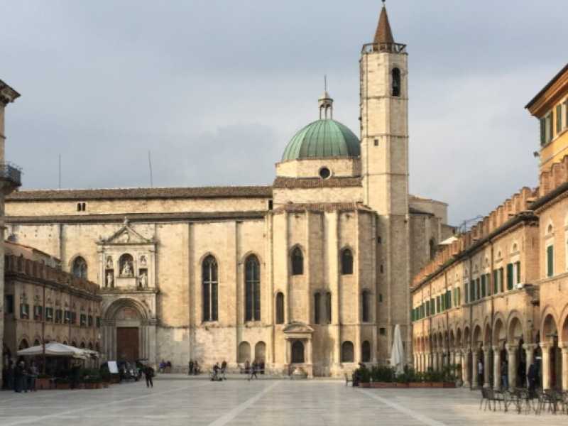 Piazza del Popolo di Ascoli Piceno (foto via Wikipedia)