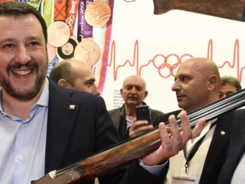 Matteo Salvini alla fiera delle armi di Vicenza (foto LaPresse)