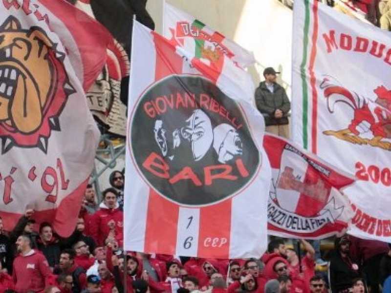 Tifosi del Bari (foto LaPresse)