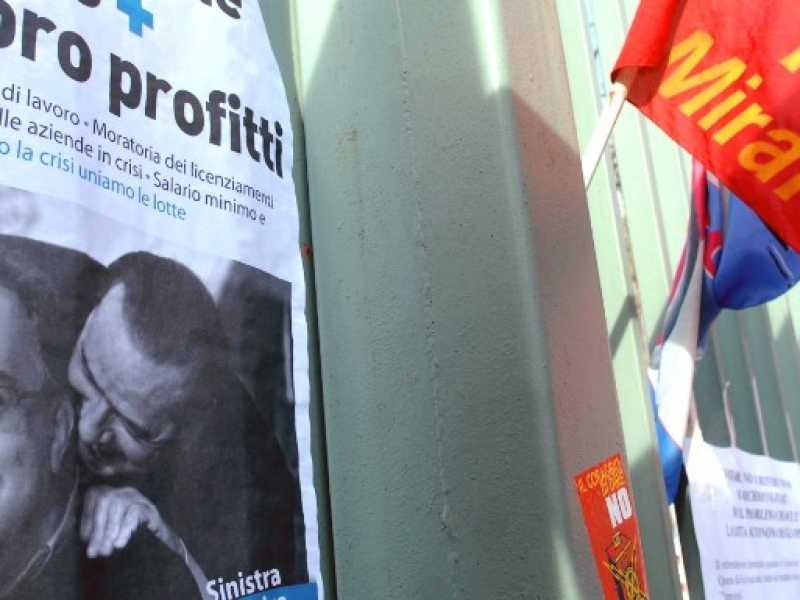Manifestazione davanti a Mirafiori (foto Imagoeconomica)